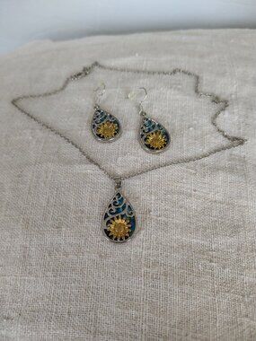 Silver tone sunflower pendant necklace with matching dangle earrings